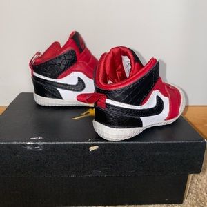 Infant crib Jordan retro 1